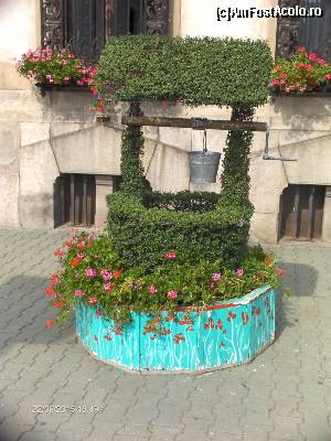 [P22] Aranjament floral cu fântână ornamentală în stil rustic în fața Primăriei din Craiova » foto by Mitica49
 - 
<span class="allrVoted glyphicon glyphicon-heart hidden" id="av684147"></span>
<a class="m-l-10 hidden" id="sv684147" onclick="voting_Foto_DelVot(,684147,5504)" role="button">șterge vot <span class="glyphicon glyphicon-remove"></span></a>
<a id="v9684147" class=" c-red"  onclick="voting_Foto_SetVot(684147)" role="button"><span class="glyphicon glyphicon-heart-empty"></span> <b>LIKE</b> = Votează poza</a> <img class="hidden"  id="f684147W9" src="/imagini/loader.gif" border="0" /><span class="AjErrMes hidden" id="e684147ErM"></span>