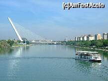 [P27] Puente Alamillo, Sevilla, Spania. A fost proiectat special pentru Expoziţia Mondială din 1992 de către celebrul Santiago Calatrava. Structura este asigurată de un singur pilon susţinut de 13 cabluri, asigurând accesul pe insula La Cartuja. Iniţial proiectul prevedea construcţia a două poduri simetrice. În final, doar Alamillo a fost acceptat. » foto by badge®
 - 
<span class="allrVoted glyphicon glyphicon-heart hidden" id="av175494"></span>
<a class="m-l-10 hidden" id="sv175494" onclick="voting_Foto_DelVot(,175494,5760)" role="button">șterge vot <span class="glyphicon glyphicon-remove"></span></a>
<a id="v9175494" class=" c-red"  onclick="voting_Foto_SetVot(175494)" role="button"><span class="glyphicon glyphicon-heart-empty"></span> <b>LIKE</b> = Votează poza</a> <img class="hidden"  id="f175494W9" src="/imagini/loader.gif" border="0" /><span class="AjErrMes hidden" id="e175494ErM"></span>