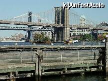 [P03] Brooklyn Bridge, New York City, este unul din cele mai vechi poduri suspendate din SUA. Terminat în 1883, leagă suburbiile de Manhattan şi Brooklyn, peste East River. Manhattan Bridge (spate) a fost deschis traficului la 31 Decembrie 1909. A fost proiectat de Leon Moisseiff, cel care mai târziu a construit celebrul Tacoma Narrows Bridge, care avea să se prăbuşească în anul 1940, la scurt timp după inaugurare. » foto by badge®
 - 
<span class="allrVoted glyphicon glyphicon-heart hidden" id="av175470"></span>
<a class="m-l-10 hidden" id="sv175470" onclick="voting_Foto_DelVot(,175470,5760)" role="button">șterge vot <span class="glyphicon glyphicon-remove"></span></a>
<a id="v9175470" class=" c-red"  onclick="voting_Foto_SetVot(175470)" role="button"><span class="glyphicon glyphicon-heart-empty"></span> <b>LIKE</b> = Votează poza</a> <img class="hidden"  id="f175470W9" src="/imagini/loader.gif" border="0" /><span class="AjErrMes hidden" id="e175470ErM"></span>