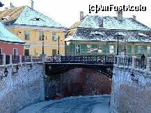 [P38] Podul Minciunilor, Sibiu, România este primul pod de fier turnat din România; a fost construit la Sibiu în anul 1859 peste strada care uneşte oraşul de jos cu oraşul de sus. A fost numit 'podul mincinoşilor' din cauza legendei care spune că podul se va prăbuşi dacă cineva va sta pe el şi va spune o minciună. În tradiţia orală locală circulă diferite legende despre acest pod, legate de minciunile îndrăgostiţilor ori cele ale precupeţelor. » foto by badge®
 - 
<span class="allrVoted glyphicon glyphicon-heart hidden" id="av175505"></span>
<a class="m-l-10 hidden" id="sv175505" onclick="voting_Foto_DelVot(,175505,5760)" role="button">șterge vot <span class="glyphicon glyphicon-remove"></span></a>
<a id="v9175505" class=" c-red"  onclick="voting_Foto_SetVot(175505)" role="button"><span class="glyphicon glyphicon-heart-empty"></span> <b>LIKE</b> = Votează poza</a> <img class="hidden"  id="f175505W9" src="/imagini/loader.gif" border="0" /><span class="AjErrMes hidden" id="e175505ErM"></span>
