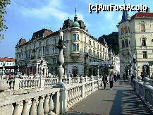 [P43] Podul Triplu, Ljubljana, Slovenia, este unul din simbolurile oraşului. În trecut se vorbeşte de un pod din lemn care, în urma unui incendiu a fost reconstruit de un arhitect italian. În 1929 podul a fost extins prin adăugarea altor două, de o parte şi de alta celui vechi, devenind astfel triplu. Un model la scară redusă poate fi văzut la Mini Europe din Bruxelles. » foto by badge®
 - 
<span class="allrVoted glyphicon glyphicon-heart hidden" id="av175510"></span>
<a class="m-l-10 hidden" id="sv175510" onclick="voting_Foto_DelVot(,175510,5760)" role="button">șterge vot <span class="glyphicon glyphicon-remove"></span></a>
<a id="v9175510" class=" c-red"  onclick="voting_Foto_SetVot(175510)" role="button"><span class="glyphicon glyphicon-heart-empty"></span> <b>LIKE</b> = Votează poza</a> <img class="hidden"  id="f175510W9" src="/imagini/loader.gif" border="0" /><span class="AjErrMes hidden" id="e175510ErM"></span>
