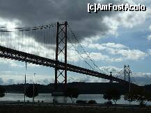 [P44] Ponte 25 Abril, Lisabona, Portugalia, leagă capitala de Almada, peste râul Tejo. Cu o lungime de 2277m, este al 20-lea pod suspendat al lumii. A fost inagurat la 6 august 1966, iar în 1999 a fost adăugată o platformă de tren. Datorită culorii sale, este des comparat cu Golden Gate din San Francisco. Ca fapt divers, a fost construit de o companie tot din San Francisco, ceea ce explică şi designul similar. » foto by badge®
 - 
<span class="allrVoted glyphicon glyphicon-heart hidden" id="av175511"></span>
<a class="m-l-10 hidden" id="sv175511" onclick="voting_Foto_DelVot(,175511,5760)" role="button">șterge vot <span class="glyphicon glyphicon-remove"></span></a>
<a id="v9175511" class=" c-red"  onclick="voting_Foto_SetVot(175511)" role="button"><span class="glyphicon glyphicon-heart-empty"></span> <b>LIKE</b> = Votează poza</a> <img class="hidden"  id="f175511W9" src="/imagini/loader.gif" border="0" /><span class="AjErrMes hidden" id="e175511ErM"></span>