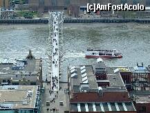 [P08] Millenium Bridge, Londra, Anglia, este un pod suspendat pietonal ce leagă City of London de Bankside. A fost inaugurat la 10 Iunie 2000, pentru a celebra trecerea în noul mileniu. Podul are doi piloni şi constă din trei secţiuni de 81, 144 respectiv 108m. Cele 8 cabluri sunt tensionate faţă de piloni cu o forţă de 2000 tone, astfel încât podul poate suporta o încărcătură de 5000 de oameni în acelaşi timp. » foto by badge®
 - 
<span class="allrVoted glyphicon glyphicon-heart hidden" id="av175475"></span>
<a class="m-l-10 hidden" id="sv175475" onclick="voting_Foto_DelVot(,175475,5760)" role="button">șterge vot <span class="glyphicon glyphicon-remove"></span></a>
<a id="v9175475" class=" c-red"  onclick="voting_Foto_SetVot(175475)" role="button"><span class="glyphicon glyphicon-heart-empty"></span> <b>LIKE</b> = Votează poza</a> <img class="hidden"  id="f175475W9" src="/imagini/loader.gif" border="0" /><span class="AjErrMes hidden" id="e175475ErM"></span>