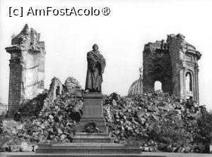 [P04] Frauenkirche din Dresda (așa cum am văzut-o eu,iar concertul inedit avea loc dincolo de mormanul de ruine văzut în poză într-un spațiu liber din inerior) » foto by AZE <span class="label label-default labelC_thin small">NEVOTABILĂ</span>
