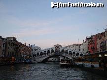 [P01] Ponte Rialto din Veneția este cel mai vechi pod din cele patru care traversează Canal Grande  și desigur,cel mai cunoscut. Este construit din două rampe înclinate în sens opus una celeilalte,mărginite de două rânduri de magazine tipic venețiene. Podul este acoperit, dar deschis spre exterior. » foto by mariana.olaru
 - 
<span class="allrVoted glyphicon glyphicon-heart hidden" id="av176186"></span>
<a class="m-l-10 hidden" id="sv176186" onclick="voting_Foto_DelVot(,176186,5760)" role="button">șterge vot <span class="glyphicon glyphicon-remove"></span></a>
<a id="v9176186" class=" c-red"  onclick="voting_Foto_SetVot(176186)" role="button"><span class="glyphicon glyphicon-heart-empty"></span> <b>LIKE</b> = Votează poza</a> <img class="hidden"  id="f176186W9" src="/imagini/loader.gif" border="0" /><span class="AjErrMes hidden" id="e176186ErM"></span>