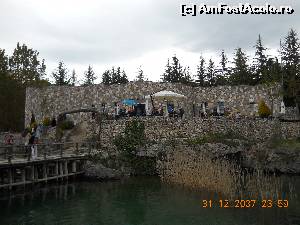 [P03] Lacul Ohrid- Golful Oaselor. Cladirea ce adaposteste artefacte descoperite pe fundul lacului si cafeneaua cu vedere spre lacul Ohrid.  » foto by Floria
 - 
<span class="allrVoted glyphicon glyphicon-heart hidden" id="av656491"></span>
<a class="m-l-10 hidden" id="sv656491" onclick="voting_Foto_DelVot(,656491,5763)" role="button">șterge vot <span class="glyphicon glyphicon-remove"></span></a>
<a id="v9656491" class=" c-red"  onclick="voting_Foto_SetVot(656491)" role="button"><span class="glyphicon glyphicon-heart-empty"></span> <b>LIKE</b> = Votează poza</a> <img class="hidden"  id="f656491W9" src="/imagini/loader.gif" border="0" /><span class="AjErrMes hidden" id="e656491ErM"></span>