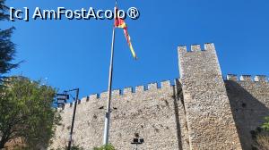[P16] In timpul domniei lui Samoil, fortareata si-a capatat forma finala, transformand-o intr-un bastion impenetrabil, cu ziduri groase, sustinute de turnuri semicirculare si porti de piatra, dominand orizontul orasului. De-a lungul istoriei a fost distrusa in mod repetat, pierzandu-si astfel aspectul original si purtand elemente ale multor culturi. In anul 2000, cu ocazia sapaturilor arheologice, pe terenul castelului au aparut multe descoperiri valoroase, inclusiv faimoasa „masca de aur” si „manusa de aur”, din secolul al V-lea. » foto by geani anto
 - 
<span class="allrVoted glyphicon glyphicon-heart hidden" id="av1529389"></span>
<a class="m-l-10 hidden" id="sv1529389" onclick="voting_Foto_DelVot(,1529389,5763)" role="button">șterge vot <span class="glyphicon glyphicon-remove"></span></a>
<a id="v91529389" class=" c-red"  onclick="voting_Foto_SetVot(1529389)" role="button"><span class="glyphicon glyphicon-heart-empty"></span> <b>LIKE</b> = Votează poza</a> <img class="hidden"  id="f1529389W9" src="/imagini/loader.gif" border="0" /><span class="AjErrMes hidden" id="e1529389ErM"></span>