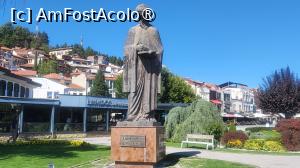 [P02] Vizita noastra a inceput cu parcul din zona centrala a falezei, in care se remarca Monumentul Sfantului Clement din Ohrid, cu vedere directa spre lac, in onoarea patronului spiritual al orasului,  pilonul culturii si alfabetului chirilic. » foto by geani anto
 - 
<span class="allrVoted glyphicon glyphicon-heart hidden" id="av1529373"></span>
<a class="m-l-10 hidden" id="sv1529373" onclick="voting_Foto_DelVot(,1529373,5763)" role="button">șterge vot <span class="glyphicon glyphicon-remove"></span></a>
<a id="v91529373" class=" c-red"  onclick="voting_Foto_SetVot(1529373)" role="button"><span class="glyphicon glyphicon-heart-empty"></span> <b>LIKE</b> = Votează poza</a> <img class="hidden"  id="f1529373W9" src="/imagini/loader.gif" border="0" /><span class="AjErrMes hidden" id="e1529373ErM"></span>