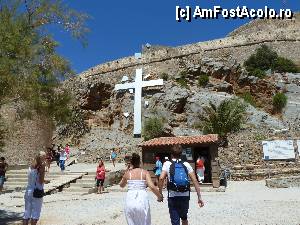 [P31] Spinalonga, in fata e casa de bilete si in stinga e intrarea in fortareata » foto by skippy
 - 
<span class="allrVoted glyphicon glyphicon-heart hidden" id="av361360"></span>
<a class="m-l-10 hidden" id="sv361360" onclick="voting_Foto_DelVot(,361360,5820)" role="button">șterge vot <span class="glyphicon glyphicon-remove"></span></a>
<a id="v9361360" class=" c-red"  onclick="voting_Foto_SetVot(361360)" role="button"><span class="glyphicon glyphicon-heart-empty"></span> <b>LIKE</b> = Votează poza</a> <img class="hidden"  id="f361360W9" src="/imagini/loader.gif" border="0" /><span class="AjErrMes hidden" id="e361360ErM"></span>