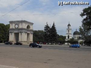 P02 [AUG-2012] Chisinau - Portile Sfinte, turnul clopotnitei si Catedrala 'Nasterea Domnului'. 