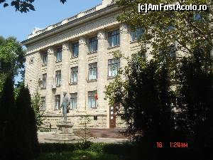 [P55] Biblioteca Nationala, Chisinau; in fata, 'acel rege-al poeziei, vesnic tanar si ferice' » foto by crismis
 - 
<span class="allrVoted glyphicon glyphicon-heart hidden" id="av544955"></span>
<a class="m-l-10 hidden" id="sv544955" onclick="voting_Foto_DelVot(,544955,5834)" role="button">șterge vot <span class="glyphicon glyphicon-remove"></span></a>
<a id="v9544955" class=" c-red"  onclick="voting_Foto_SetVot(544955)" role="button"><span class="glyphicon glyphicon-heart-empty"></span> <b>LIKE</b> = Votează poza</a> <img class="hidden"  id="f544955W9" src="/imagini/loader.gif" border="0" /><span class="AjErrMes hidden" id="e544955ErM"></span>