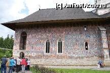 [P33] Biserica mănăstirii Moldoviţa - peretele de sud şi grupul de turişti austrieci ascultând explicaţiile date de o măicuţă în limba lui Goethe » foto by Costi
 - 
<span class="allrVoted glyphicon glyphicon-heart hidden" id="av79300"></span>
<a class="m-l-10 hidden" id="sv79300" onclick="voting_Foto_DelVot(,79300,5846)" role="button">șterge vot <span class="glyphicon glyphicon-remove"></span></a>
<a id="v979300" class=" c-red"  onclick="voting_Foto_SetVot(79300)" role="button"><span class="glyphicon glyphicon-heart-empty"></span> <b>LIKE</b> = Votează poza</a> <img class="hidden"  id="f79300W9" src="/imagini/loader.gif" border="0" /><span class="AjErrMes hidden" id="e79300ErM"></span>