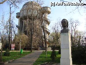 P03 [APR-2013] Bustul lui Mihai Eminescu. În fundal se observă silueta masivă a Castelului de Apă. 
