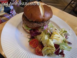 [P19] Samsara Restaurant; burger » foto by crismis
 - 
<span class="allrVoted glyphicon glyphicon-heart hidden" id="av1532332"></span>
<a class="m-l-10 hidden" id="sv1532332" onclick="voting_Foto_DelVot(,1532332,6063)" role="button">șterge vot <span class="glyphicon glyphicon-remove"></span></a>
<a id="v91532332" class=" c-red"  onclick="voting_Foto_SetVot(1532332)" role="button"><span class="glyphicon glyphicon-heart-empty"></span> <b>LIKE</b> = Votează poza</a> <img class="hidden"  id="f1532332W9" src="/imagini/loader.gif" border="0" /><span class="AjErrMes hidden" id="e1532332ErM"></span>