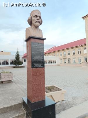[P56] Tiraspol, Bustul lui Nikolai Dmitrievici Zelinski, chimist, inventatorul măștii antigaz cu cărbune activ în 1915 și în plan secund Gimnaziul » foto by mprofeanu
 - 
<span class="allrVoted glyphicon glyphicon-heart hidden" id="av1492695"></span>
<a class="m-l-10 hidden" id="sv1492695" onclick="voting_Foto_DelVot(,1492695,6113)" role="button">șterge vot <span class="glyphicon glyphicon-remove"></span></a>
<a id="v91492695" class=" c-red"  onclick="voting_Foto_SetVot(1492695)" role="button"><span class="glyphicon glyphicon-heart-empty"></span> <b>LIKE</b> = Votează poza</a> <img class="hidden"  id="f1492695W9" src="/imagini/loader.gif" border="0" /><span class="AjErrMes hidden" id="e1492695ErM"></span>