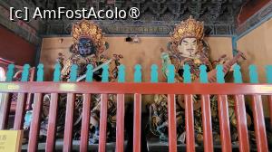 [P10] Poarta Yonghe, initial intrarea principala in Templul Yonghe, se numeste acum Sala Devaraja (Sala Regilor Ceresti), deoarece exista statuile viu colorate ale celor 4 regi ceresti foarte puternici, situate de ambele parti ale zidurilor interioare ale palatului. Cu picioarele strivind demonii, acesti regi simbolizeaza datoria lor de a infrunta raul si de a proteja lumea. Unul dintre regi detine un sarpe si comori, altul tine o umbrela si un soarece de argint; cei din partea cealalta tin o sabie, respectiv o pipa (instrument muzical folosit in China antica). » foto by geani anto
 - 
<span class="allrVoted glyphicon glyphicon-heart hidden" id="av1491813"></span>
<a class="m-l-10 hidden" id="sv1491813" onclick="voting_Foto_DelVot(,1491813,6234)" role="button">șterge vot <span class="glyphicon glyphicon-remove"></span></a>
<a id="v91491813" class=" c-red"  onclick="voting_Foto_SetVot(1491813)" role="button"><span class="glyphicon glyphicon-heart-empty"></span> <b>LIKE</b> = Votează poza</a> <img class="hidden"  id="f1491813W9" src="/imagini/loader.gif" border="0" /><span class="AjErrMes hidden" id="e1491813ErM"></span>