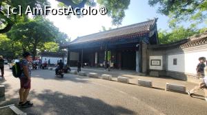 [P25] Strada Guozijian ofera o privire asupra bogatei istorii educationale si a mostenirii culturale a Beijingului. Este una dintre cele mai frumoase strazi antice, singura strada cu arcade decorate pastrata in Beijing. Pe ambele parti ale strazii, majoritatea structurilor sunt curti joase si ingrijite, cu pereti gri si gresie. Portile vopsite in rosu impreuna cu caramizi negre, custi pentru pasari agatate in copaci si curti, sunt tipice vechiului Beijing. » foto by geani anto
 - 
<span class="allrVoted glyphicon glyphicon-heart hidden" id="av1491828"></span>
<a class="m-l-10 hidden" id="sv1491828" onclick="voting_Foto_DelVot(,1491828,6234)" role="button">șterge vot <span class="glyphicon glyphicon-remove"></span></a>
<a id="v91491828" class=" c-red"  onclick="voting_Foto_SetVot(1491828)" role="button"><span class="glyphicon glyphicon-heart-empty"></span> <b>LIKE</b> = Votează poza</a> <img class="hidden"  id="f1491828W9" src="/imagini/loader.gif" border="0" /><span class="AjErrMes hidden" id="e1491828ErM"></span>