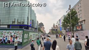 [P26] Wangfujing pedestrian street este simbolul comertului din Beijing, echivalentul Champs-Elysees din Paris, cea mai cunoscuta si prospera strada comerciala cu tendinte moderne, aflata langa centrul orasului, in districtul Dongcheng. » foto by geani anto
 - 
<span class="allrVoted glyphicon glyphicon-heart hidden" id="av1491829"></span>
<a class="m-l-10 hidden" id="sv1491829" onclick="voting_Foto_DelVot(,1491829,6234)" role="button">șterge vot <span class="glyphicon glyphicon-remove"></span></a>
<a id="v91491829" class=" c-red"  onclick="voting_Foto_SetVot(1491829)" role="button"><span class="glyphicon glyphicon-heart-empty"></span> <b>LIKE</b> = Votează poza</a> <img class="hidden"  id="f1491829W9" src="/imagini/loader.gif" border="0" /><span class="AjErrMes hidden" id="e1491829ErM"></span>