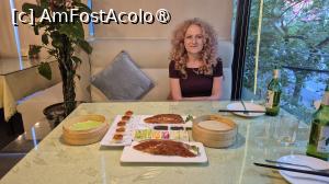 [P35] Pielea crocanta si totusi gelatinoasa, se topea in gura. Carnea, ascunsa sub piele, a fost pregatita si taiata, fiecare bucata fiind dintr-o parte diferita a ratei. Aceasta se serveste cu o serie de garnituri, inclusiv castraveti taiati felii subtiri, clatite subtiri si usoare, aproape translucide, sos dulce de fasole si zahar. Totul a fost delicios, de la carne la garnituri si clatita chinezeasca. » foto by geani anto
 - 
<span class="allrVoted glyphicon glyphicon-heart hidden" id="av1491838"></span>
<a class="m-l-10 hidden" id="sv1491838" onclick="voting_Foto_DelVot(,1491838,6234)" role="button">șterge vot <span class="glyphicon glyphicon-remove"></span></a>
<a id="v91491838" class=" c-red"  onclick="voting_Foto_SetVot(1491838)" role="button"><span class="glyphicon glyphicon-heart-empty"></span> <b>LIKE</b> = Votează poza</a> <img class="hidden"  id="f1491838W9" src="/imagini/loader.gif" border="0" /><span class="AjErrMes hidden" id="e1491838ErM"></span>