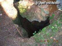 [P10] Intrararea în Peştera de la Scaunul Rotund (sau Peştera cu stalactite şi stalagmite). Se vede unul dintre suporţii scării, dar una dintre trepete este ruptă iar marginea de sprijin dinspre privitor (o policioară acoperită cu humus şi frunze) este putredă. » foto by Qvadratvus
 - 
<span class="allrVoted glyphicon glyphicon-heart hidden" id="av204985"></span>
<a class="m-l-10 hidden" id="sv204985" onclick="voting_Foto_DelVot(,204985,6286)" role="button">șterge vot <span class="glyphicon glyphicon-remove"></span></a>
<a id="v9204985" class=" c-red"  onclick="voting_Foto_SetVot(204985)" role="button"><span class="glyphicon glyphicon-heart-empty"></span> <b>LIKE</b> = Votează poza</a> <img class="hidden"  id="f204985W9" src="/imagini/loader.gif" border="0" /><span class="AjErrMes hidden" id="e204985ErM"></span>