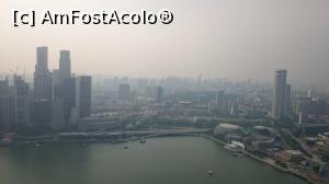 P01 [NOV-2019] Singapore, vazut de pe Deck-ul Marina Sands Bay - Fort Canning Hill ascuns de umiditatea din aer, se zareste in spatele " farfuriei zburatoare" simbolul noii cladiri a Supreme Court.