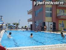 [P13] Piscina cea mare din complexul hotelului Aperio deja 'populata' la orele pranzului » foto by ileanaxperta*
 - 
<span class="allrVoted glyphicon glyphicon-heart hidden" id="av96891"></span>
<a class="m-l-10 hidden" id="sv96891" onclick="voting_Foto_DelVot(,96891,6365)" role="button">șterge vot <span class="glyphicon glyphicon-remove"></span></a>
<a id="v996891" class=" c-red"  onclick="voting_Foto_SetVot(96891)" role="button"><span class="glyphicon glyphicon-heart-empty"></span> <b>LIKE</b> = Votează poza</a> <img class="hidden"  id="f96891W9" src="/imagini/loader.gif" border="0" /><span class="AjErrMes hidden" id="e96891ErM"></span>