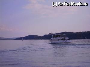 [P17] Vaporas care tocmai a parasit Balatonfured cu destinatia Tihany (in fundal se vad peninsula si manastirea).  » foto by dannaa
 - 
<span class="allrVoted glyphicon glyphicon-heart hidden" id="av473167"></span>
<a class="m-l-10 hidden" id="sv473167" onclick="voting_Foto_DelVot(,473167,6382)" role="button">șterge vot <span class="glyphicon glyphicon-remove"></span></a>
<a id="v9473167" class=" c-red"  onclick="voting_Foto_SetVot(473167)" role="button"><span class="glyphicon glyphicon-heart-empty"></span> <b>LIKE</b> = Votează poza</a> <img class="hidden"  id="f473167W9" src="/imagini/loader.gif" border="0" /><span class="AjErrMes hidden" id="e473167ErM"></span>
