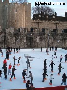 [P01] Patinoarul de la The Tower of London » foto by pisidiana
 - 
<span class="allrVoted glyphicon glyphicon-heart hidden" id="av99757"></span>
<a class="m-l-10 hidden" id="sv99757" onclick="voting_Foto_DelVot(,99757,6465)" role="button">șterge vot <span class="glyphicon glyphicon-remove"></span></a>
<a id="v999757" class=" c-red"  onclick="voting_Foto_SetVot(99757)" role="button"><span class="glyphicon glyphicon-heart-empty"></span> <b>LIKE</b> = Votează poza</a> <img class="hidden"  id="f99757W9" src="/imagini/loader.gif" border="0" /><span class="AjErrMes hidden" id="e99757ErM"></span>