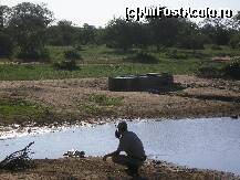 P18 [JAN-2009] ghidul incearca sa scoata crocodilul din apa