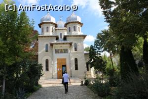 P08 [OCT-2020] Ostrov, Sat Galița, Mănăstirea Dervent, Biserica ”Sf. Cuvioasa Paraschiva”, Intrarea de pe fațada vestică
