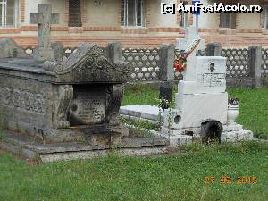 [P16] Pucioasa - Monumente comemorative în curtea Bisericii 'Adormirea Maicii Domnului'.  » foto by iulianic
 - 
<span class="allrVoted glyphicon glyphicon-heart hidden" id="av632699"></span>
<a class="m-l-10 hidden" id="sv632699" onclick="voting_Foto_DelVot(,632699,6734)" role="button">șterge vot <span class="glyphicon glyphicon-remove"></span></a>
<a id="v9632699" class=" c-red"  onclick="voting_Foto_SetVot(632699)" role="button"><span class="glyphicon glyphicon-heart-empty"></span> <b>LIKE</b> = Votează poza</a> <img class="hidden"  id="f632699W9" src="/imagini/loader.gif" border="0" /><span class="AjErrMes hidden" id="e632699ErM"></span>