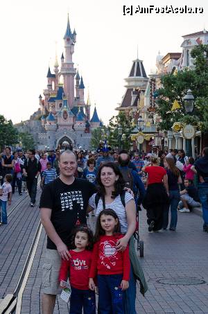 [P09] Castelul Frumoasei din Padurea Adormita a fost protagonistul tuturor zileler, dar mai ales al serilor petrecute in Parcul Disneyland. Show-ul de la inchiderea programului a avut toate proiectiile pe castel, iar artificiile au fost deasupra lui.  » foto by inelma
 - 
<span class="allrVoted glyphicon glyphicon-heart hidden" id="av363190"></span>
<a class="m-l-10 hidden" id="sv363190" onclick="voting_Foto_DelVot(,363190,6878)" role="button">șterge vot <span class="glyphicon glyphicon-remove"></span></a>
<a id="v9363190" class=" c-red"  onclick="voting_Foto_SetVot(363190)" role="button"><span class="glyphicon glyphicon-heart-empty"></span> <b>LIKE</b> = Votează poza</a> <img class="hidden"  id="f363190W9" src="/imagini/loader.gif" border="0" /><span class="AjErrMes hidden" id="e363190ErM"></span>