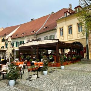 [P03] Restaurantul Delis,terasa și clădirea » foto by AZE <span class="label label-default labelC_thin small">NEVOTABILĂ</span>