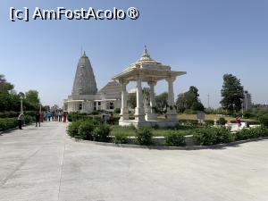 [P10] Templul Birla Mandir din Jaipur,statuile fondatorilor » foto by AZE
 - 
<span class="allrVoted glyphicon glyphicon-heart hidden" id="av1447952"></span>
<a class="m-l-10 hidden" id="sv1447952" onclick="voting_Foto_DelVot(,1447952,7099)" role="button">șterge vot <span class="glyphicon glyphicon-remove"></span></a>
<a id="v91447952" class=" c-red"  onclick="voting_Foto_SetVot(1447952)" role="button"><span class="glyphicon glyphicon-heart-empty"></span> <b>LIKE</b> = Votează poza</a> <img class="hidden"  id="f1447952W9" src="/imagini/loader.gif" border="0" /><span class="AjErrMes hidden" id="e1447952ErM"></span>