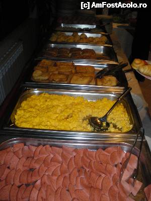 P13 [FEB-2014] Micul dejun: parizer prajit (naspa), omleta, friganele, pateuri cu branza si spanac, croasant, spaghete fierte, oua fierte