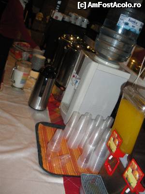 P15 [FEB-2014] Micul dejun: sucuri TEC, apa, ceai, cafea filtru si dozator de cafea (din ness) lapte rece si cald