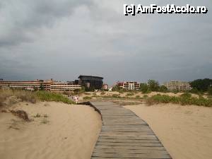 [P05] Acesta este drumul dinspre plaja spre hotel. Hotelul se afla exact intre cele doua hoteluri din partea dreapta. Este aproape » foto by Ioana9
 - 
<span class="allrVoted glyphicon glyphicon-heart hidden" id="av443692"></span>
<a class="m-l-10 hidden" id="sv443692" onclick="voting_Foto_DelVot(,443692,7174)" role="button">șterge vot <span class="glyphicon glyphicon-remove"></span></a>
<a id="v9443692" class=" c-red"  onclick="voting_Foto_SetVot(443692)" role="button"><span class="glyphicon glyphicon-heart-empty"></span> <b>LIKE</b> = Votează poza</a> <img class="hidden"  id="f443692W9" src="/imagini/loader.gif" border="0" /><span class="AjErrMes hidden" id="e443692ErM"></span>