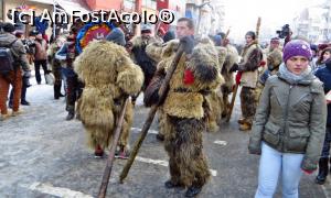 [P05] Spectacolul străzii: bandă de mascați (țigani ursari) și urș. Poate cel mai spectaculos spectacol cu măşti, jocul ursului pune în mişcare picioarele oricărui privitor şi simbolizează trecerea anotimpurilor, amintind că acest animal era pe vremuri considerat personajul care învinge iarna şi aduce primavara. Astfel, rostogolirea urşilor în cerc, bătutul şi moartea ursului, apoi învierea miraculoasă ca şi urcarea acestuia pe bâtă (toiag), redau in chip metaforic succesiunea anotimpurilor care, candva, stateau sub semnul acestui animal, capabil să învinga iarna şi să vestească primăvara. Ursul joacă într-un ritm frenetic susţinut de tobe şi fluiere, îndemnat de ursar. Umblatul cu Ursul este întâlnit doar în Moldova, de Anul Nou. Urșii sunt conduși de unul sau mai mulți ursari, uneori însoțiți de muzicanţi şi urmată, adesea, de un întreg alai de personaje. În răpăitul tobelor sau pe melodia fluierului, frecvent ajutați de un ciomag, urșii mormăie şi imită paşii legănaţi şi sacadaţi ai animalului, izbind puternic pământul cu tălpile. Semnificaţia este purificarea şi fertilizarea solului în noul an. Există ipoteza că la originea acestui obicei s-ar afla un cult traco-getic.  » foto by Lucien
 - 
<span class="allrVoted glyphicon glyphicon-heart hidden" id="av822704"></span>
<a class="m-l-10 hidden" id="sv822704" onclick="voting_Foto_DelVot(,822704,7301)" role="button">șterge vot <span class="glyphicon glyphicon-remove"></span></a>
<a id="v9822704" class=" c-red"  onclick="voting_Foto_SetVot(822704)" role="button"><span class="glyphicon glyphicon-heart-empty"></span> <b>LIKE</b> = Votează poza</a> <img class="hidden"  id="f822704W9" src="/imagini/loader.gif" border="0" /><span class="AjErrMes hidden" id="e822704ErM"></span>