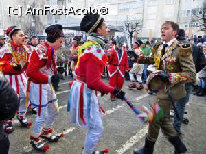 [P07] Spectacolul străzii: jocul arnăuților. Arnăuții sunt mercenari de origine albaneză angajații de domnitorii sau boierii țărilor române în timpul regimului fanariot, având rol de pază, poteră sau gardă personală.  » foto by Lucien
 - 
<span class="allrVoted glyphicon glyphicon-heart hidden" id="av822706"></span>
<a class="m-l-10 hidden" id="sv822706" onclick="voting_Foto_DelVot(,822706,7301)" role="button">șterge vot <span class="glyphicon glyphicon-remove"></span></a>
<a id="v9822706" class=" c-red"  onclick="voting_Foto_SetVot(822706)" role="button"><span class="glyphicon glyphicon-heart-empty"></span> <b>LIKE</b> = Votează poza</a> <img class="hidden"  id="f822706W9" src="/imagini/loader.gif" border="0" /><span class="AjErrMes hidden" id="e822706ErM"></span>