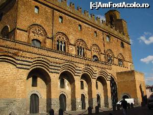 [P10] Orvieto. Palazzo del Capitano del Popolo » foto by Radu Tudoran
 - 
<span class="allrVoted glyphicon glyphicon-heart hidden" id="av700158"></span>
<a class="m-l-10 hidden" id="sv700158" onclick="voting_Foto_DelVot(,700158,7308)" role="button">șterge vot <span class="glyphicon glyphicon-remove"></span></a>
<a id="v9700158" class=" c-red"  onclick="voting_Foto_SetVot(700158)" role="button"><span class="glyphicon glyphicon-heart-empty"></span> <b>LIKE</b> = Votează poza</a> <img class="hidden"  id="f700158W9" src="/imagini/loader.gif" border="0" /><span class="AjErrMes hidden" id="e700158ErM"></span>