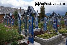 [P05] Partea stângă a cimitirului, privită de la intrare. Albastrul crucilor este neobișnuit pentru un vizitator din alte locuri. Pe unele morminte sunt flori iar pe unele sunt buruieni. Observați ce aproape sunt casele de cimitir.  » foto by Utube
 - 
<span class="allrVoted glyphicon glyphicon-heart hidden" id="av381564"></span>
<a class="m-l-10 hidden" id="sv381564" onclick="voting_Foto_DelVot(,381564,7494)" role="button">șterge vot <span class="glyphicon glyphicon-remove"></span></a>
<a id="v9381564" class=" c-red"  onclick="voting_Foto_SetVot(381564)" role="button"><span class="glyphicon glyphicon-heart-empty"></span> <b>LIKE</b> = Votează poza</a> <img class="hidden"  id="f381564W9" src="/imagini/loader.gif" border="0" /><span class="AjErrMes hidden" id="e381564ErM"></span>