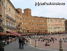 [P05] Piazza del Campo, centrul vieții publice sieneze încă din anul 1100 când a fost contruită. Este una dintre cele mai frumoase piețe din Europa. În spate se vede Fântâna Bucuriei.  » foto by gettutza
 - 
<span class="allrVoted glyphicon glyphicon-heart hidden" id="av391607"></span>
<a class="m-l-10 hidden" id="sv391607" onclick="voting_Foto_DelVot(,391607,7576)" role="button">șterge vot <span class="glyphicon glyphicon-remove"></span></a>
<a id="v9391607" class=" c-red"  onclick="voting_Foto_SetVot(391607)" role="button"><span class="glyphicon glyphicon-heart-empty"></span> <b>LIKE</b> = Votează poza</a> <img class="hidden"  id="f391607W9" src="/imagini/loader.gif" border="0" /><span class="AjErrMes hidden" id="e391607ErM"></span>