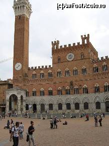 [P08] Palazzo Publico cu Torre del Mangia, construit între 1325-1344, este unul dintre cele mai înalte turnuri medievale din Italia, are 102 m îmălțime și 503 trepte.  » foto by gettutza
 - 
<span class="allrVoted glyphicon glyphicon-heart hidden" id="av391610"></span>
<a class="m-l-10 hidden" id="sv391610" onclick="voting_Foto_DelVot(,391610,7576)" role="button">șterge vot <span class="glyphicon glyphicon-remove"></span></a>
<a id="v9391610" class=" c-red"  onclick="voting_Foto_SetVot(391610)" role="button"><span class="glyphicon glyphicon-heart-empty"></span> <b>LIKE</b> = Votează poza</a> <img class="hidden"  id="f391610W9" src="/imagini/loader.gif" border="0" /><span class="AjErrMes hidden" id="e391610ErM"></span>
