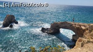 [P39] Peisajul stancos coboara spre mare, in zona in care se afla unul dintre cele mai spectaculoase poduri naturale din Cipru: Podul Iubirii, capodopera a celui mai talentat creator – natura. Acest loc este extrem de popular in randul fotografilor si al cuplurilor aflate in luna de miere, datorita atmosferei romantice pe care o emana, in special la apus. » foto by geani anto
 - 
<span class="allrVoted glyphicon glyphicon-heart hidden" id="av1539602"></span>
<a class="m-l-10 hidden" id="sv1539602" onclick="voting_Foto_DelVot(,1539602,7721)" role="button">șterge vot <span class="glyphicon glyphicon-remove"></span></a>
<a id="v91539602" class=" c-red"  onclick="voting_Foto_SetVot(1539602)" role="button"><span class="glyphicon glyphicon-heart-empty"></span> <b>LIKE</b> = Votează poza</a> <img class="hidden"  id="f1539602W9" src="/imagini/loader.gif" border="0" /><span class="AjErrMes hidden" id="e1539602ErM"></span>