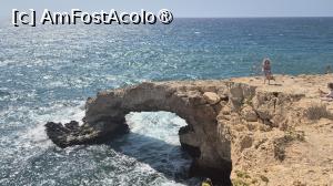 [P40] Podul Iubirii este o formatiune stancoasa naturala in forma de arcada, care se extinde de pe un platou de coasta ridicat spre mare. Podul a fost modelat exclusiv prin procese naturale, fara nicio interventie umana. Se spune ca, daca saruti persoana iubita stand chiar in mijlocul arcadei si iti pui o dorinta, aceasta se va indeplini. Noi am ajuns aici pur si simplu pentru a admira privelistea superba asupra marii si pentru fotografii. » foto by geani anto
 - 
<span class="allrVoted glyphicon glyphicon-heart hidden" id="av1539603"></span>
<a class="m-l-10 hidden" id="sv1539603" onclick="voting_Foto_DelVot(,1539603,7721)" role="button">șterge vot <span class="glyphicon glyphicon-remove"></span></a>
<a id="v91539603" class=" c-red"  onclick="voting_Foto_SetVot(1539603)" role="button"><span class="glyphicon glyphicon-heart-empty"></span> <b>LIKE</b> = Votează poza</a> <img class="hidden"  id="f1539603W9" src="/imagini/loader.gif" border="0" /><span class="AjErrMes hidden" id="e1539603ErM"></span>
