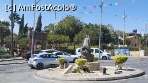 [P48] In mijlocul unui sens giratoriu se afla o alta sculptura intitulata „Femeia de la tara”, realizata din bronz, care aduce un omagiu femeii care isi culege roadele muncii si este recunoscatoare pentru recolta binecuvantata de divinitate. » foto by geani anto
 - 
<span class="allrVoted glyphicon glyphicon-heart hidden" id="av1539611"></span>
<a class="m-l-10 hidden" id="sv1539611" onclick="voting_Foto_DelVot(,1539611,7721)" role="button">șterge vot <span class="glyphicon glyphicon-remove"></span></a>
<a id="v91539611" class=" c-red"  onclick="voting_Foto_SetVot(1539611)" role="button"><span class="glyphicon glyphicon-heart-empty"></span> <b>LIKE</b> = Votează poza</a> <img class="hidden"  id="f1539611W9" src="/imagini/loader.gif" border="0" /><span class="AjErrMes hidden" id="e1539611ErM"></span>