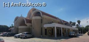 [P55] O alta constructie, aflata in vecinatate si care contrasteaza cu vechea Manastire Ayia Napa, este Biserica Ayia Napa (Panagia), dedicata Fecioarei Maria, o biserica ortodoxa greaca. Construita in anul 1994 pentru a deservi populatia locala, biserica este renumita pentru interiorul sau bogat ornamentat, care cuprinde icoane si mozaicuri superbe.  » foto by geani anto
 - 
<span class="allrVoted glyphicon glyphicon-heart hidden" id="av1539618"></span>
<a class="m-l-10 hidden" id="sv1539618" onclick="voting_Foto_DelVot(,1539618,7721)" role="button">șterge vot <span class="glyphicon glyphicon-remove"></span></a>
<a id="v91539618" class=" c-red"  onclick="voting_Foto_SetVot(1539618)" role="button"><span class="glyphicon glyphicon-heart-empty"></span> <b>LIKE</b> = Votează poza</a> <img class="hidden"  id="f1539618W9" src="/imagini/loader.gif" border="0" /><span class="AjErrMes hidden" id="e1539618ErM"></span>
