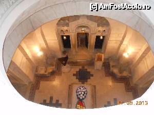 [P19] Mărăşeşti - Mausoleul Eroilor. Altarul de piatră şi sarcofagul lui Eremia Grigorescu văzute din 'Cupola Gloriei'.  » foto by iulianic
 - 
<span class="allrVoted glyphicon glyphicon-heart hidden" id="av464342"></span>
<a class="m-l-10 hidden" id="sv464342" onclick="voting_Foto_DelVot(,464342,7833)" role="button">șterge vot <span class="glyphicon glyphicon-remove"></span></a>
<a id="v9464342" class=" c-red"  onclick="voting_Foto_SetVot(464342)" role="button"><span class="glyphicon glyphicon-heart-empty"></span> <b>LIKE</b> = Votează poza</a> <img class="hidden"  id="f464342W9" src="/imagini/loader.gif" border="0" /><span class="AjErrMes hidden" id="e464342ErM"></span>