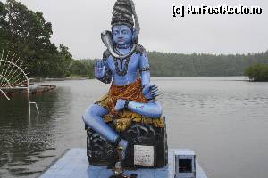 P01 [FEB-2013] Grand Bassin - una dintre statuile hinduse in mijlocul lacului sfant