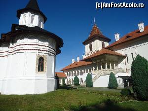 P03 [NOV-2014] curtea interioară a mănăstirii şi biserica
